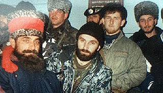 В центре: Шамиль Басаев - террорист номер 1 в России. За ним: Рамзан Кадыров - будущий президент Чечни и Герой России во время первой Чеченской войны.