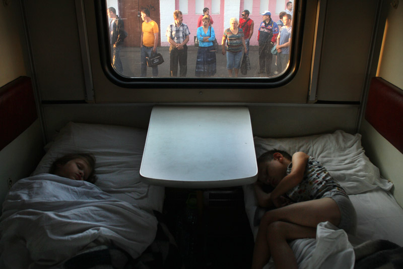 Сон ехать на поезде к чему снится. Сон в поезде. Спящий человек в поезде. Плацкартный вагон.